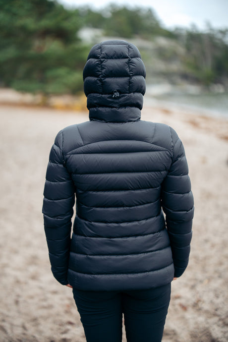 The model is 162 cm tall, weighs 53kg and is wearing size XS.