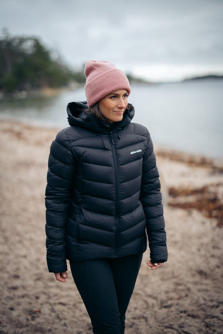 The model is 162 cm tall, weighs 53kg and is wearing size XS.