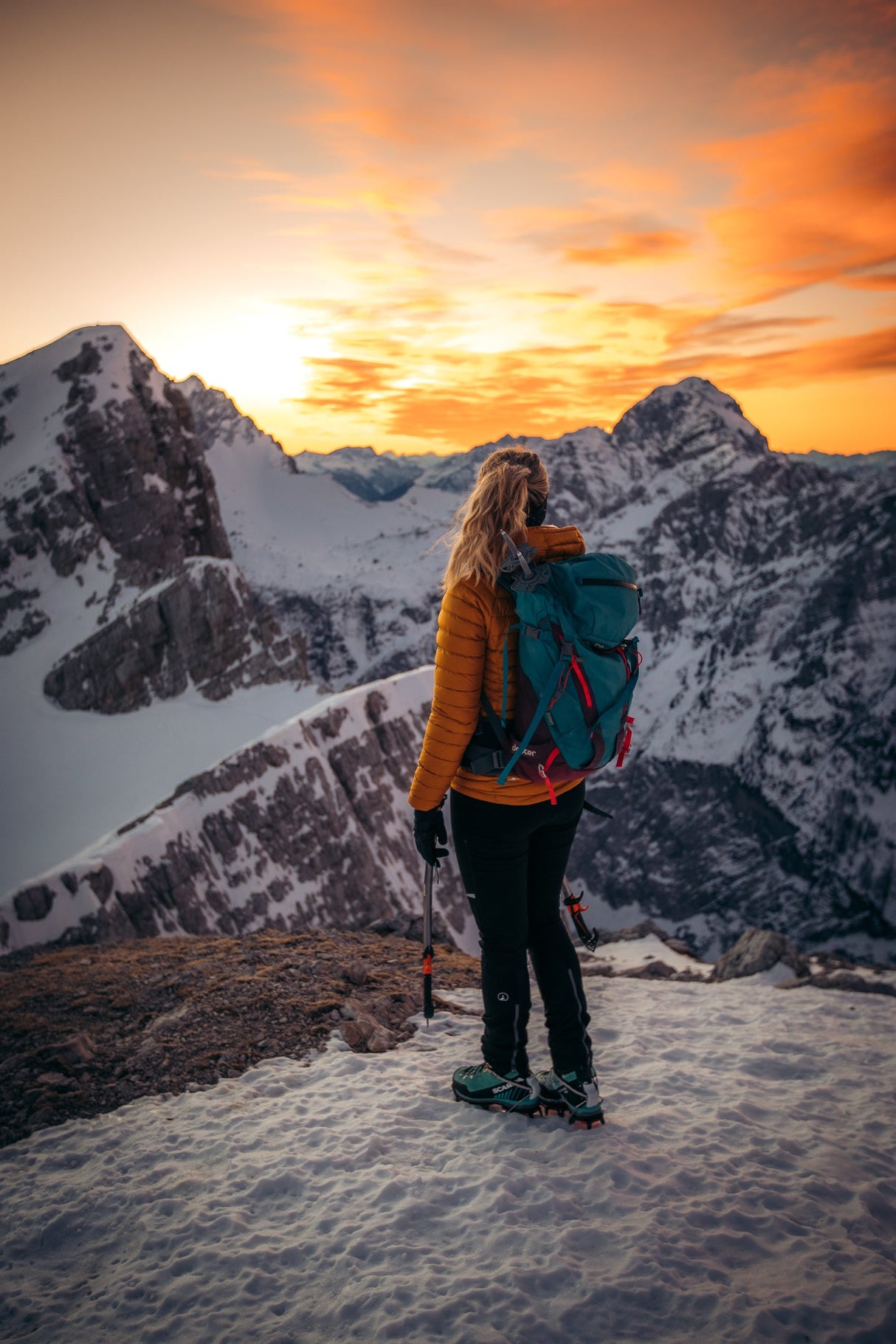 The model is 170cm, weighs 67kg, wears size M