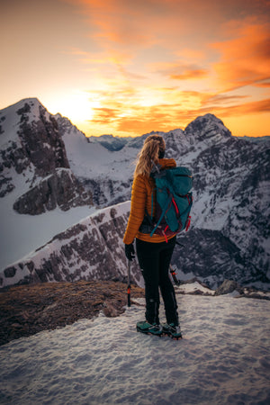 The model is 170cm, weighs 67kg, wears size M